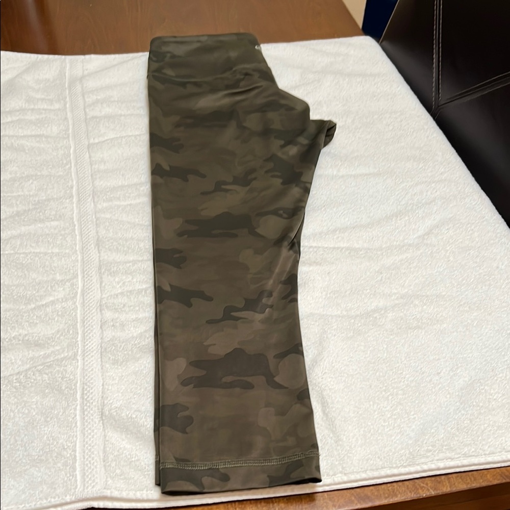 Lululemon Athletica Black and Green Camouflage cropped Pants